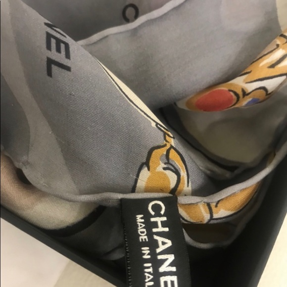 Chanel Scarf in pure silk, Large light grey CC center logo 90cm X 90cm - Picture 10 of 12